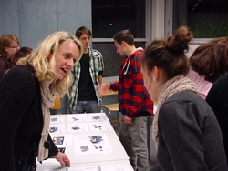 Prof. Dr. Annette Probst diskutiert Entw&uuml;rfe f&uuml;r Draussen-Sportger&auml;te