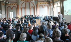 Prof. Dr. Alfred Breukelman, Dekan der Fakult&auml;t Bauwesen, begr&uuml;&szlig;t die rund 200 Studi