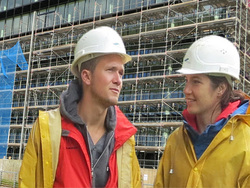 Absolventen vor Ger&uuml;st