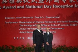 In Niedersachsens Partnerprovinz Anhui geehrt: die beiden HAWK-Professoren Dr.-Ing. Achim Loewen (re