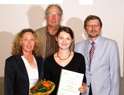 (v.l.n.r.) Dekanin Prof. Dr. Maria Busche-Baumann. Prof. Dr. Lutz Finkeldey, Blandine Ehrl und Kurt 
