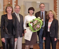 Auszeichnung f&uuml;r die beste Diplomarbeit: (v.l.n.r.) Brigitte Pothmer, Prof. Dr. Udo Wilken, Sil