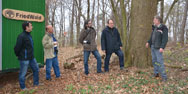 Revierleiter Ernst Kreysern von den Nieders&auml;chsischen Landesforsten (rechts) erkl&auml;rt das F