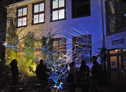 Ein kunstvoll gekn&uuml;pftes Netzwerk begr&uuml;&szlig;t die Ausstellungsg&auml;ste der Fakult&auml