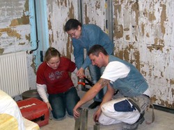 Unter fachlicher Anleitung und nach studentischem Konzept richten die Sch&uuml;lerinnen und Sch&uuml