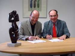 Unterzeichnen die Vergabemodalit&auml;ten des ?Hildesheimer Lions-Preises?: Dr. Michael Sch&uuml;tz 