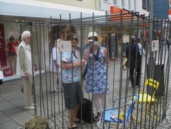 Verkehrte Welt: Als Touristen verkleidet verteilen Marie-Christine M&uuml;ller und Danny Schwark Kar