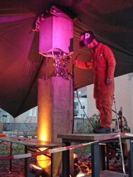 Hannes Neubauer schwei&szlig;t die kleinen Kunstwerke der Fahrenheit-Kinder in die Stele