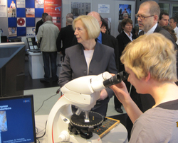 Prof. Dr. Christoph Gerlach und Kerstin W&auml;cken informierten Ministerin Wanka ausf&uuml;hrlich &