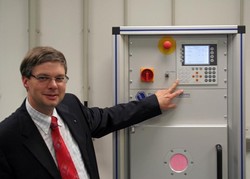Prof. Dr. Wolfgang Vi&ouml;l vor einer Plasmaanlage.