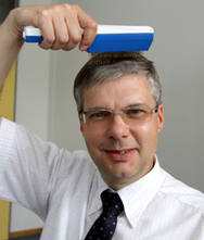 Projektleiter Prof. Vi&ouml;l: ?Mit dem Prototyp des ?Plasma-Kamms? kann der Anwender schmerzfrei un