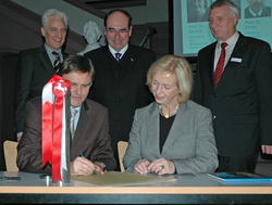 v.l.n.r.: Fred Apel, Uwe Sch&uuml;nemann, Prof. Dr. Dr. h.c. Martin Thren, Prof. Dr. Johanna Wanka, 