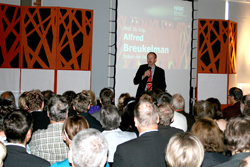 Prof. Dr. Breukelman begr&uuml;&szlig;t die G&auml;ste