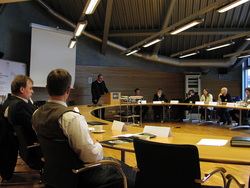 Prof. Dr. Martin Thren, Pr&auml;sident der HAWK, begr&uuml;&szlig;t die TeilnehmerInnen