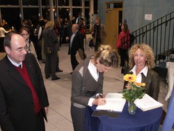 Kultusministerin Elisabeth Heister-Neumann tr&auml;gt sich ins G&auml;stebuch der Fakult&auml;t ein.