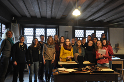 die Studierenden des 1. Semesters im BA-Studiengang Konservierung und Restaurierung zusammen mit ihr