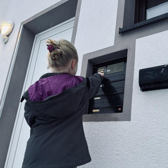 Bild zu podcasts, Mädchen klingelt an Tür